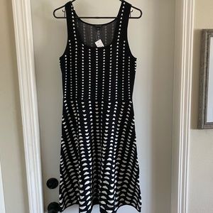 •Brand:Ann Taylor •Size:Small •Color:Black&White